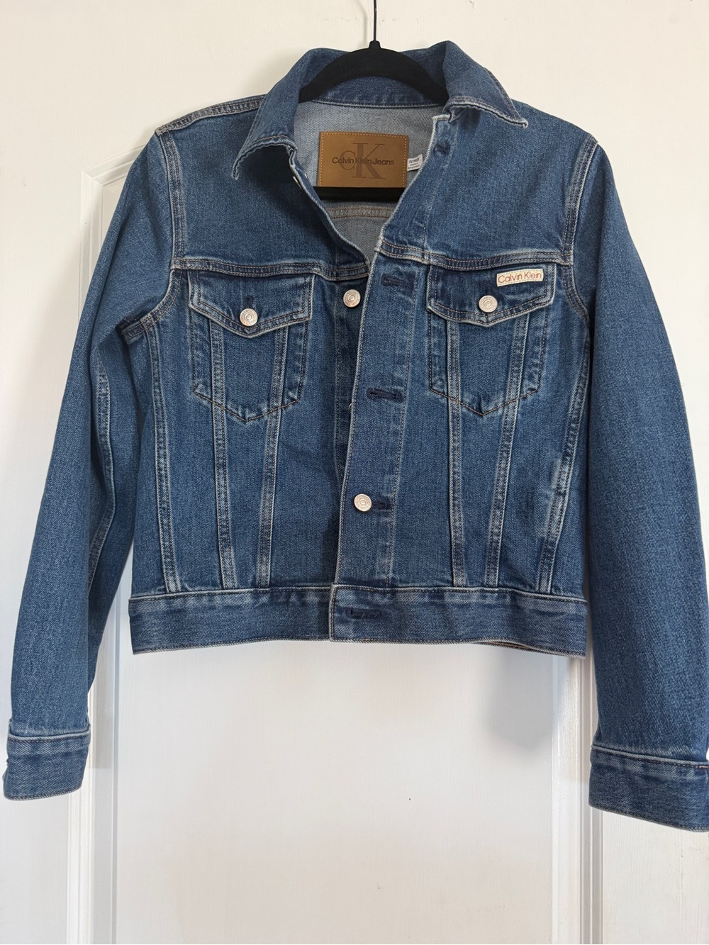 Calvin Klein Womenโs Blue Jean Jacket Classic Trucker Cropped with Button Front.